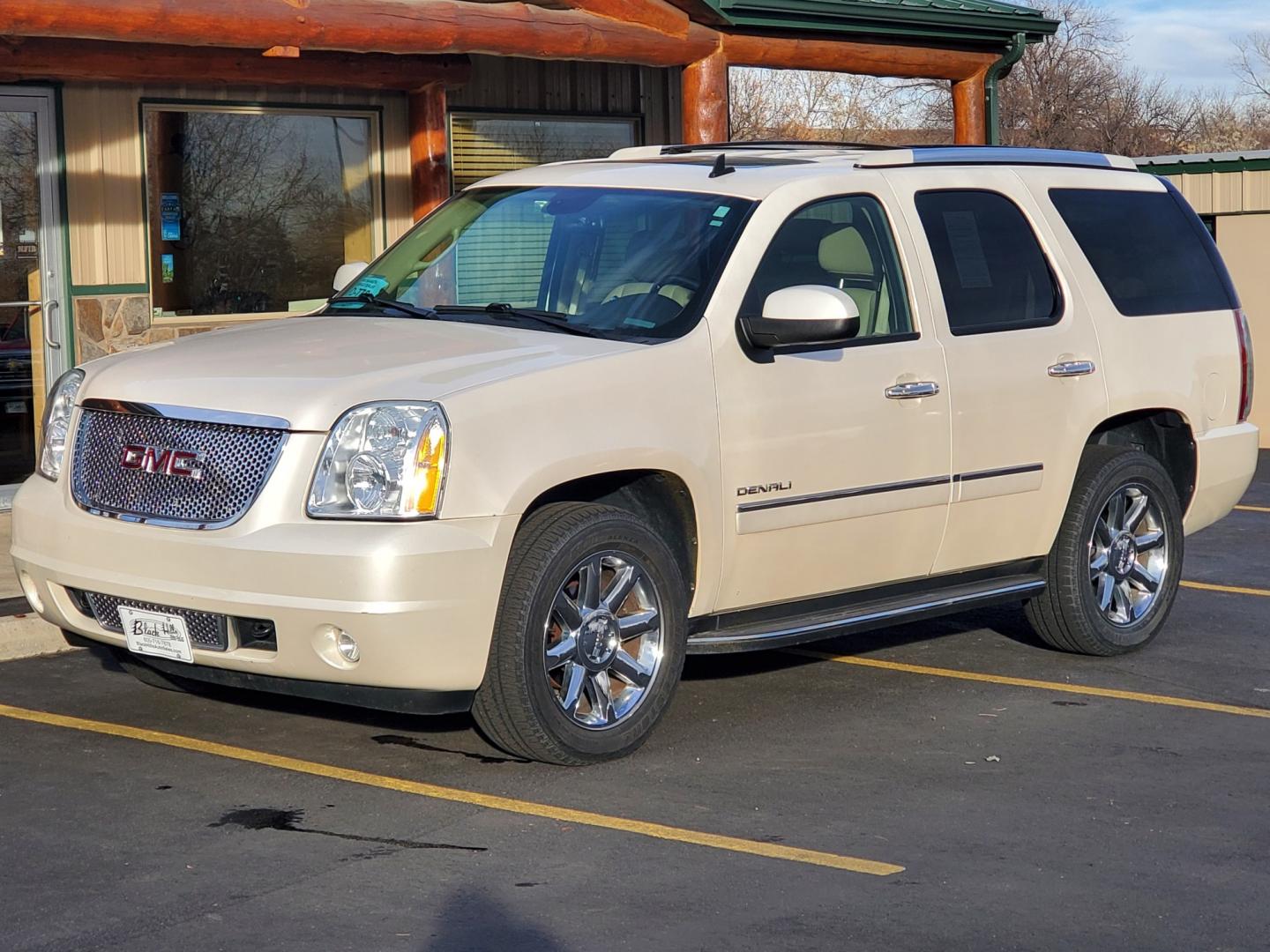 2009 Pearl White /Tan GMC Yukon Denali (1GKFK03219R) with an 6.2L Vortec V8 SFI engine, 6-Speed Automatic, Heavy-Duty, Electronically Controlled transmission, located at 1600 E Hwy 44, Rapid City, SD, 57703, (605) 716-7878, 44.070232, -103.171410 - Photo#2